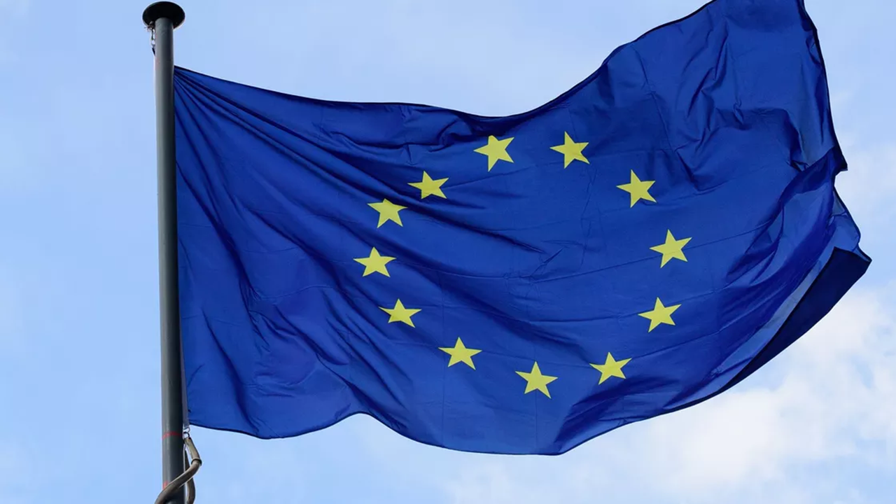 Le drapeau européen obligatoire sur le fronton des mairies, une